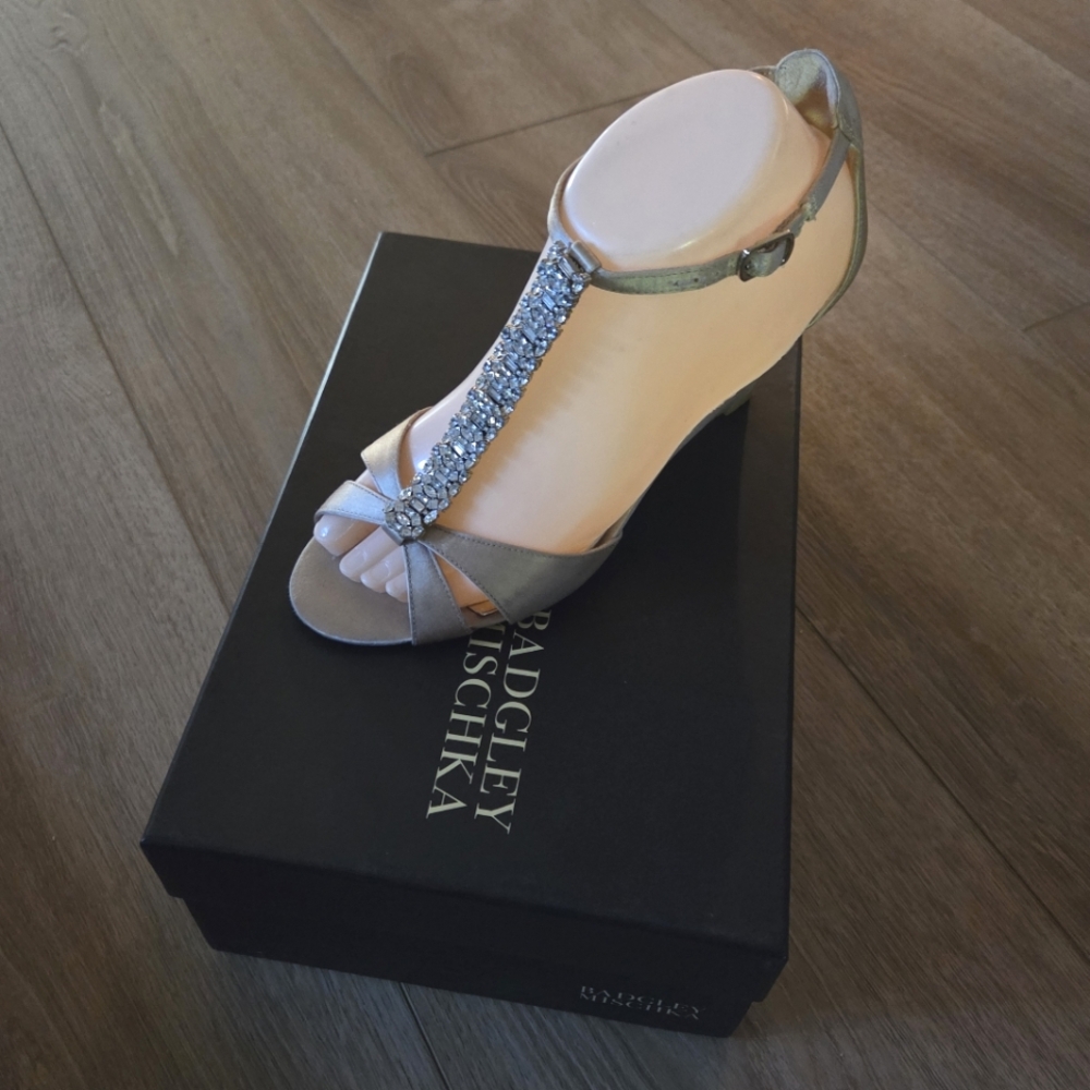 Badgley Mischka Beige Romance T Strap‎ Rhinestone Sculpted Wedges